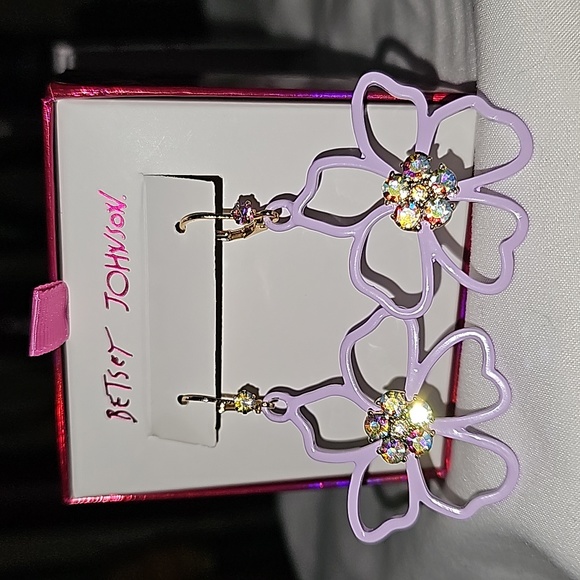 NWT BETSEY JOHNSON FLOWER EARRINGS 💜 - Picture 5 of 11